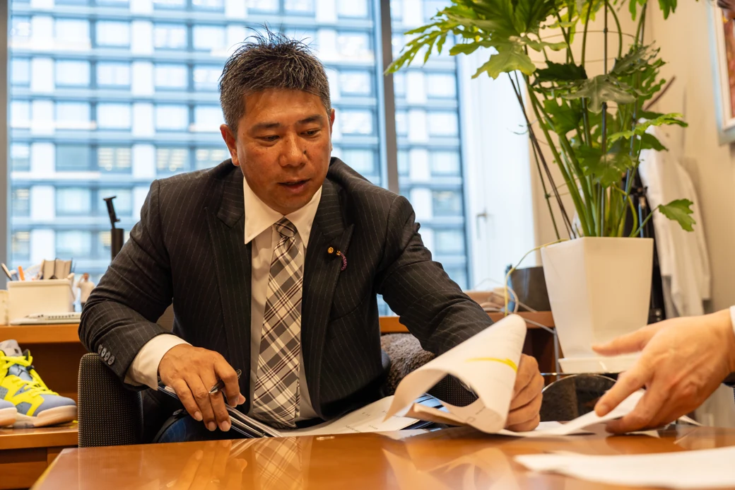 資料を囲んで対話する齊藤健一郎